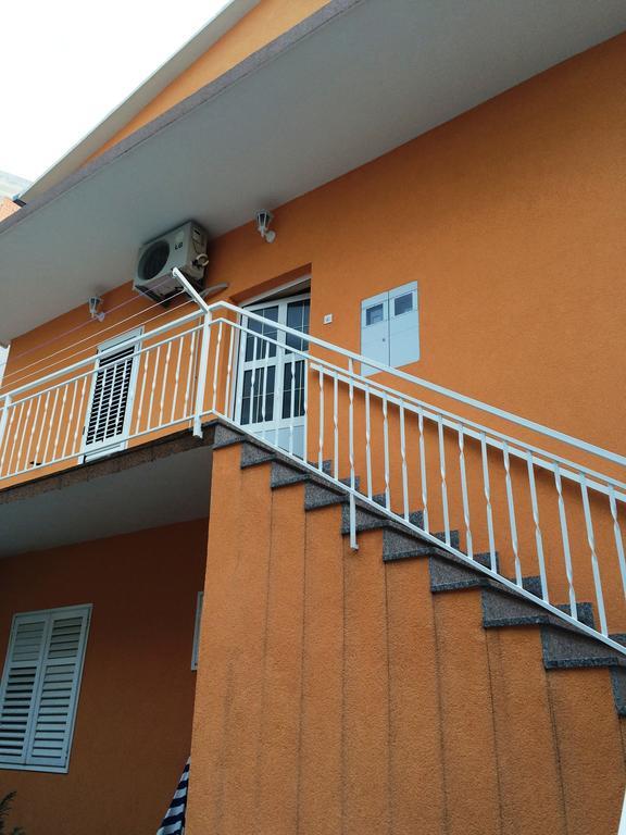 Apartment House Aria Baska Voda Bagian luar foto
